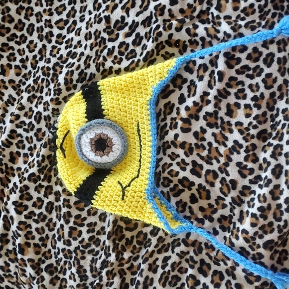 2 Minion beanies - Picture 1 of 7